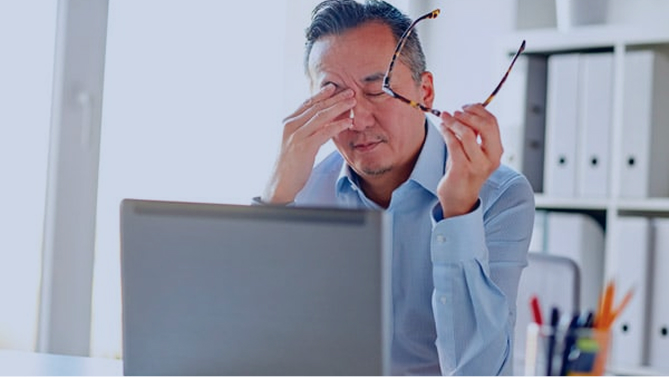 Persona relajando la vista durante el trabajo